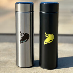Botella deportiva en color blanco con el logo ninja de Mery Muñoz impreso. Negro y plata