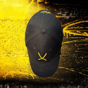 Gorra de color negro con el logo de Mery Muñoz bordado al frente.