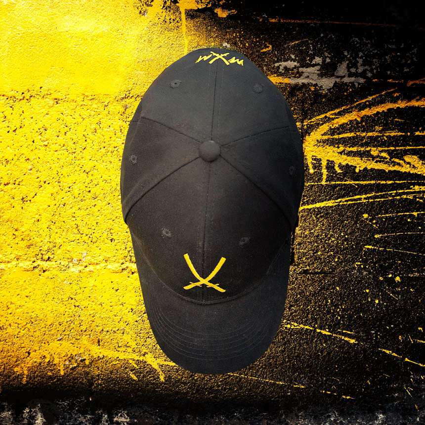 Gorra de color negro con el logo de Mery Muñoz bordado al frente.
